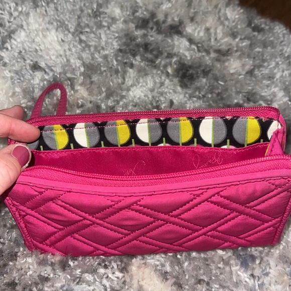 (Vera Bradley) cloth quilted fuschia wristlet - Picture 4 of 4